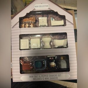 Cracker Barrel mini salt & pepper shaker set